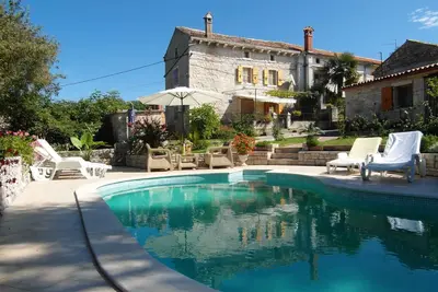 Image de Maison de vacances avec jardin et piscine