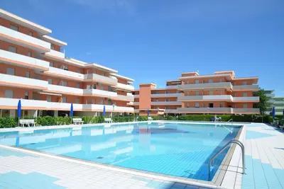 Image de Appartement de vacances avec climatisation, balcon et piscine