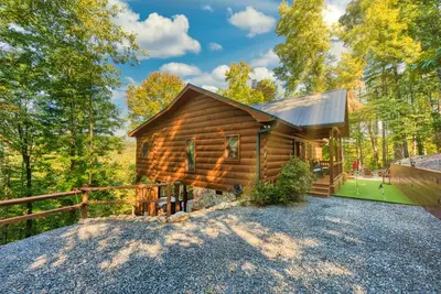 Image de QuikGetaway Special! À partir de 99 $ p \/ n! Nouvelle cabane en rondins 2bdrm \/ 2ba. Superbe vue!