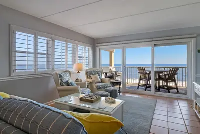 Image de Unité de coin magnifiquement rénovée au 6ème étage! 2 Br / 2 Ba en bord de mer! Léger, lumineux et aéré! ! Les installations comprennent une piscine, des grils communautaires, une jetée de pêche privée et des courts de tennis!