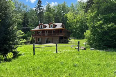 Image de Maison en rondins isolée 1\/3 mi. des remontées mécaniques \/ Lodge. Cascades, vue, étang, intimité.