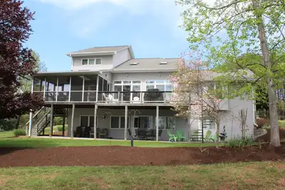 Image de Votre oasis personnelle vous attend. Belle maison au bord du lac avec vue sur State Park