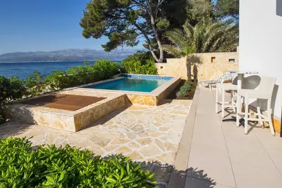 Villa jumelle en bord de mer avec piscine privée et vue imprenable sur la mer - Villa Rosemary