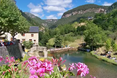 Image de Maison en bord de rivière, piscine et vue magnifique sur montagnes et la falaise
