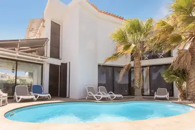 Image de Belle villa de 4 chambres à louer à Amarilla Golf avec piscine chauffée et vue sur la mer