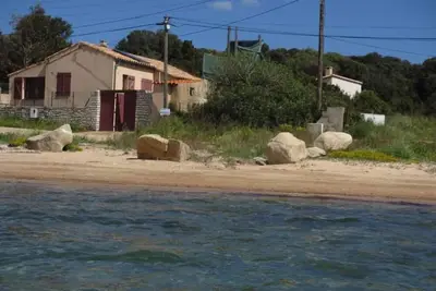 Image de maison au bord de l'eau dans le golfe de santa Manza Ă 6 km de Bonifacio et