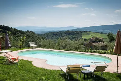 Image de Maison de campagne avec piscine dans une position panoramique sur la Valdera