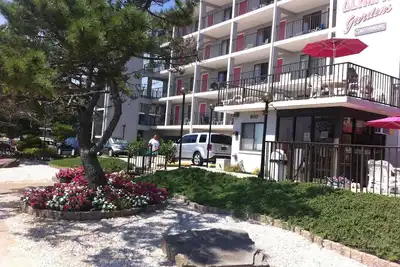 Image de Condo direct en bord de mer avec une vue magnifique sur l'océan depuis le canapé ou sur le porche