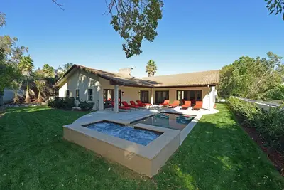 Image de Maintenant en location mensuelle 31 jours - Hollywood Hills Spanish Contemporary