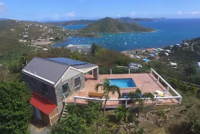 Image de Vue imprenable avec piscine maison en pierre 2 chambres Ă Coral Bay