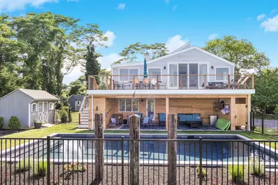 Image de 4 Br / 3 Bath avec de belles vues sur la baie et piscine privée chauffée