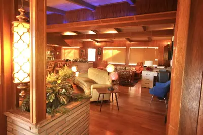 Image de Mid-Century House, près de parc avec Tiki dispose, lits pour 6, et 2 bars!