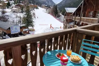 Image de Studio cosy pour 4 au cœur de la station, à proximité des pistes et commerces, avec balcon ensoleillé
