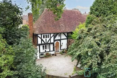 Image de Le Buttery Maidstone. Un chalet de 500 ans se situe sur le mur d'un parc de 450 acres