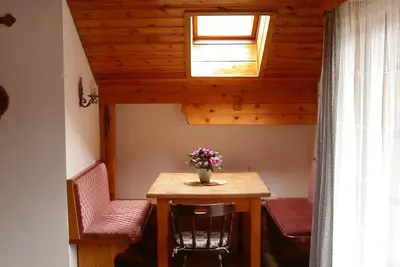 Image de appartement au dernier étage confortable près de la forêt