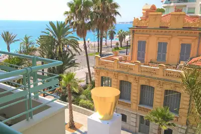 Image de 2 pièces Balcon vue mer dans immeuble haut standing sur la Promenade des Anglais