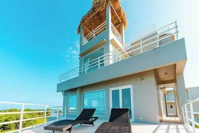 Image de Superbe Villa De 4 Chambres Avec Terrasse Sur Le Toit, Tiki Bar Et Piscine Plongee!