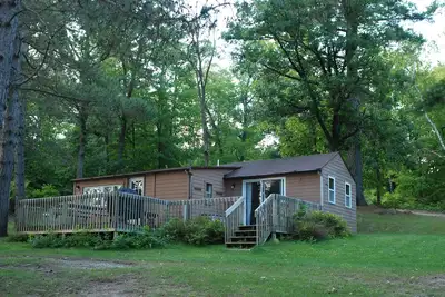 Image de 2br Cabin Niché dans les pins imposants sur un lac calme Animaux acceptés!