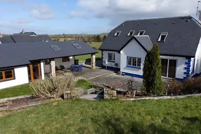 Image de Eden Cottage Retreat - vue imprenable avec bain à remous!
