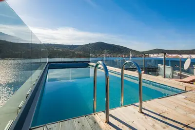 Image de Beachfront Luxury Villa w \/ piscine sur le toit, salle de sport + spa à seulement 20 Min. De l'aéroport de Split