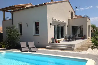 Image de Maison idyllique et top moderne avec piscine