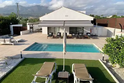 Image de Modern luxury villa w\/ stunning views, private pool + roof terrace - 30m to sea