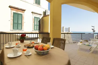 Image de Appartement à 10 mètres de la mer pour 4 personnes au centre, wi-fi gratuit