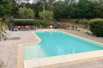 Image de Aile privée dans villa provençale avec piscine chauffée dans grand parc boisé