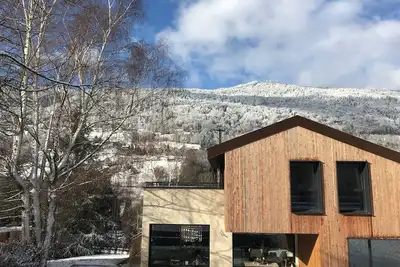 Image de Confort, Tranquilité et Style avec piscine et jacuzzi