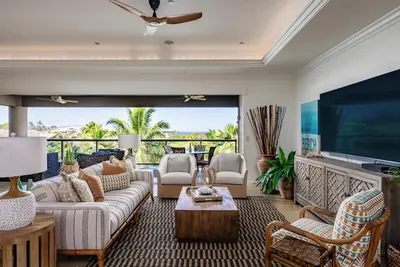 Image de I. P. M PRÉSENTE: Hoolei 81-4. Grand Endroit Au-Dessus De La Piscine Hoolei! À Partir De 595 $