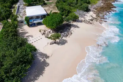 Image de Maison De Plage · Nouveau! ! ! Sandcastle Beach House + Jeep Wrangler + Piscine