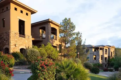 Image de Belle maison rustique avec roi et reine