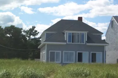 Image de Sunny Beachfront Cottage avec des vues spectaculaires sur l'océan