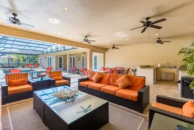 Grande cuisine d'été en plein air, piscine privée, salle de théâtre, à 3 km de Disney!