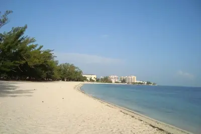 Image de Maison de ville tropicale abordable, à 5 minutes à pied de la plage