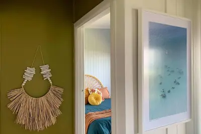 Image de Regardez les dauphins se baigner dans cette maison de vacances rétro en bord de mer.