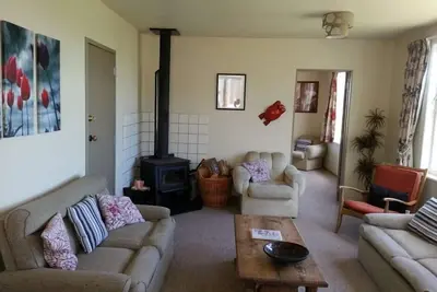Image de Te Honu House - 13b Millar Street, Np village * wifi gratuit, Sky Tv et piscine spa