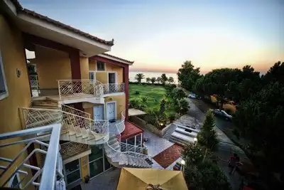 Calme Suites en bord de mer de luxe à Kalo Nero Beach avec une vue spectaculaire sur l'océan