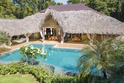 Image de Villa de luxe à 300 mètres de la plage avec terrasse, jardin et piscine