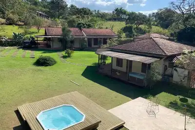 Image de Salle 50 minutes de São Paulo avec cheminée, terrain de football et jacuzzi.