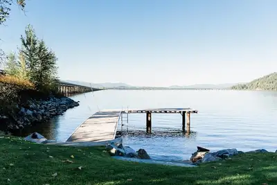 Image de Accueil Waterfront avec plage privée, quai et foyer