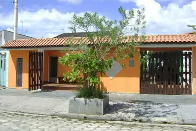 Image de Maison confortable et aérée à Mongaguá, idéale pour les familles en toute flexibilité