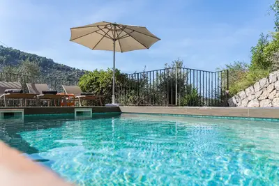Image de Villa avec piscine privée, montagne, mer et de l'église Vues