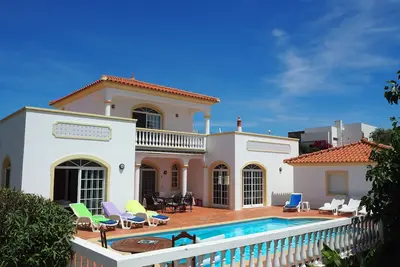 Villa avec piscine privée dans un environnement calme