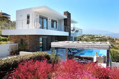 Image de Villa design de luxe, piscine à débordement privée, vue imprenable sur la mer et les montagnes.