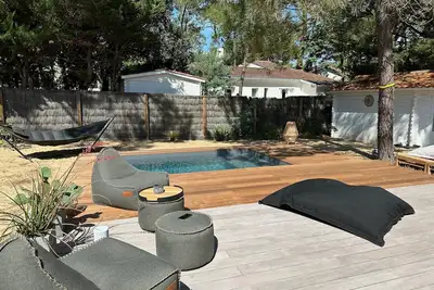 Image de Jolie maison de famille, piscine, sous les pins dans parc privé -150m de la mer