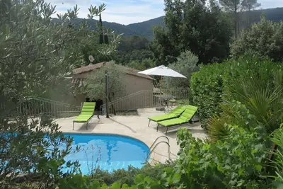 Image de Maison avec piscine extérieure dans un magnifique cadre