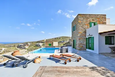 Image de Villa en pierre avec piscine et vue sur la mer