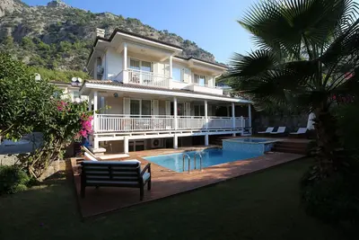 Image de Villa de luxe de 4 chambres dans un cadre tranquille avec piscine privée et climatisation partout