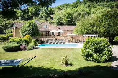 Image de Maison de campagne dans de beaux jardins privés avec étang, bois, piscine et piscine